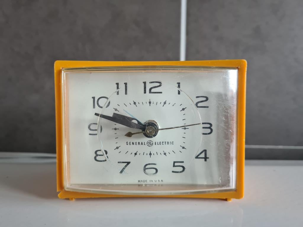 GE General Electric alarm clock - Jaren 60/70 - geel, Ophalen of Verzenden, Gebruikt, Analoog, Wekker of Tafelklok