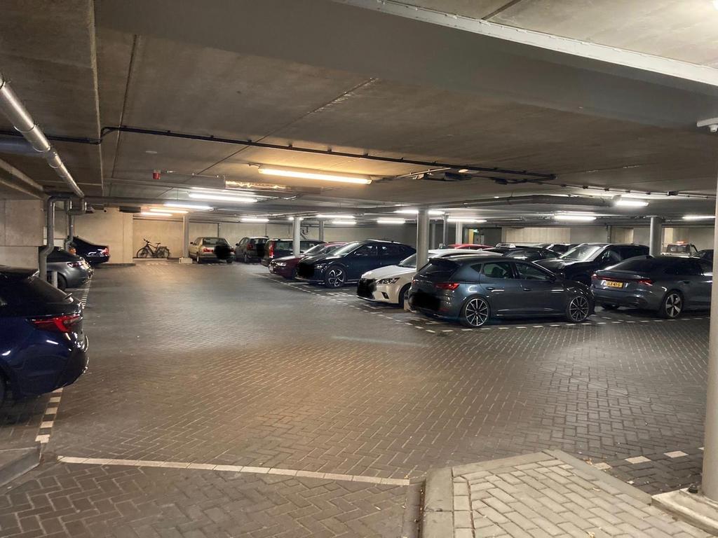 Parkeerplek Amsterdam Oost (Tugelaweg), Huizen en Kamers, Amsterdam