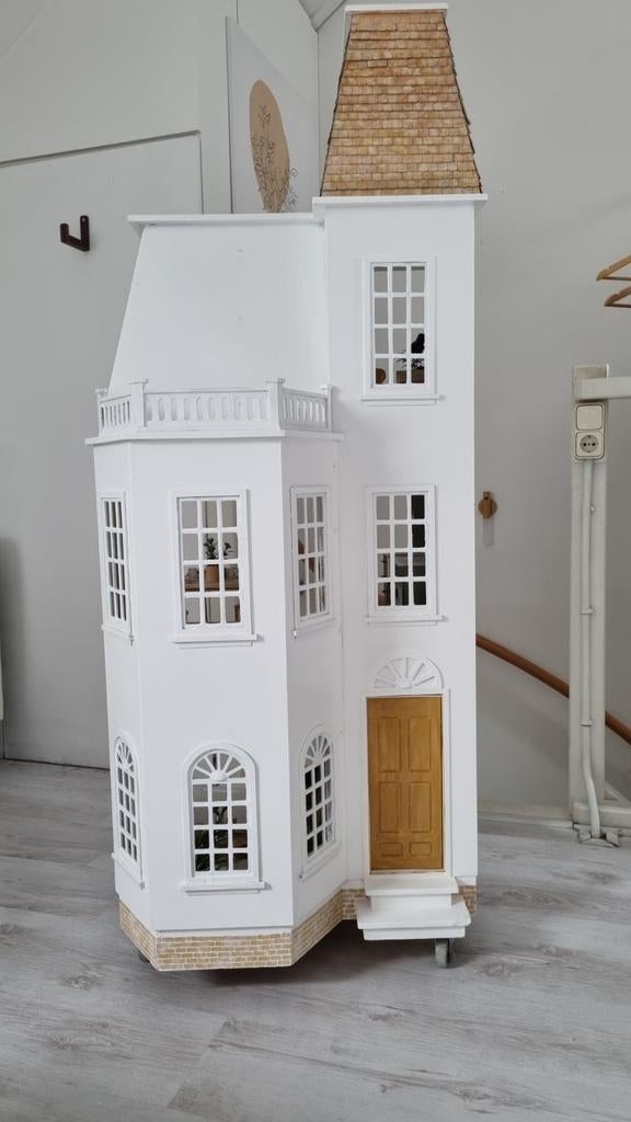 Uniek houten barbiehuis / poppenhuis op wielen, Kinderen en Baby's, Speelgoed | Poppenhuizen, Ophalen, Poppenhuis