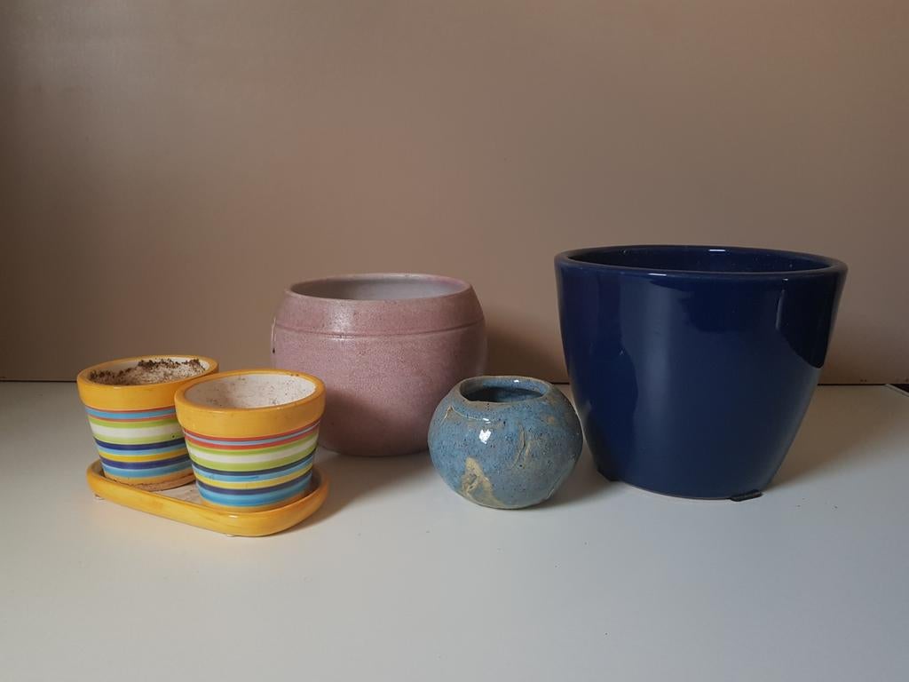 Verzameling gekleurde bloempotten, Tuin en Terras, Bloempotten, Rond, Ophalen of Verzenden, Aardewerk, Minder dan 40 cm