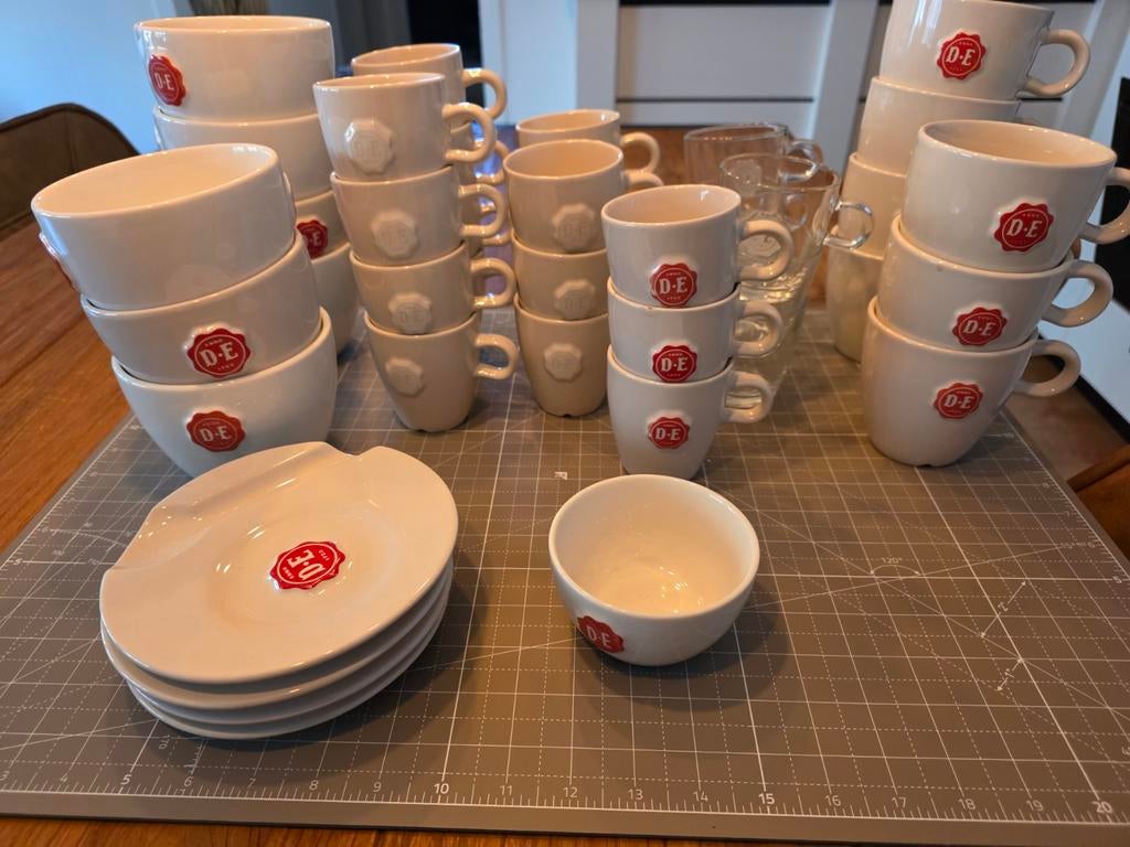Grote partij Douwe Egberts servies: kommen, mokken, glazen, Ophalen, Gebruikt, Keramiek, Bord(en)