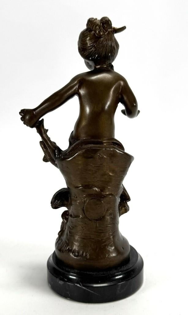 1134. Bronzen beeld naar Moreau – meisje op boomstronk, Antiek en Kunst, Ophalen of Verzenden