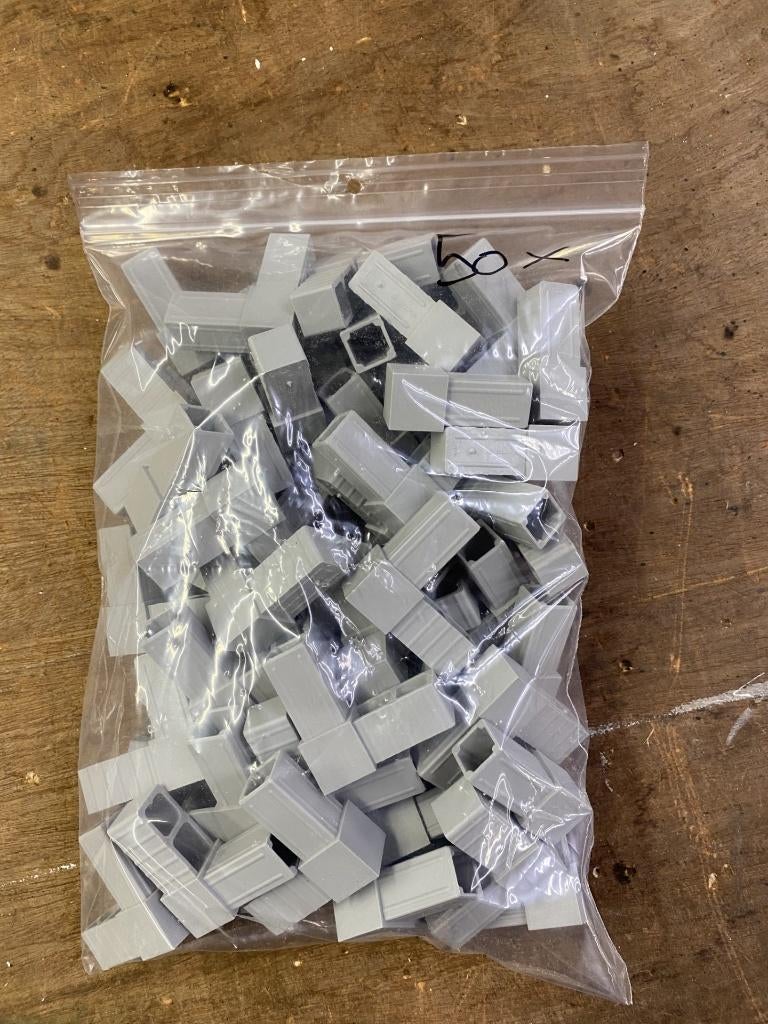 hoekjes 20 x 20 x 1,5 mm grijs voordeel zak 50 stuks, Ophalen of Verzenden, Nieuw, Hout, Broedkooi of Kweekkooi