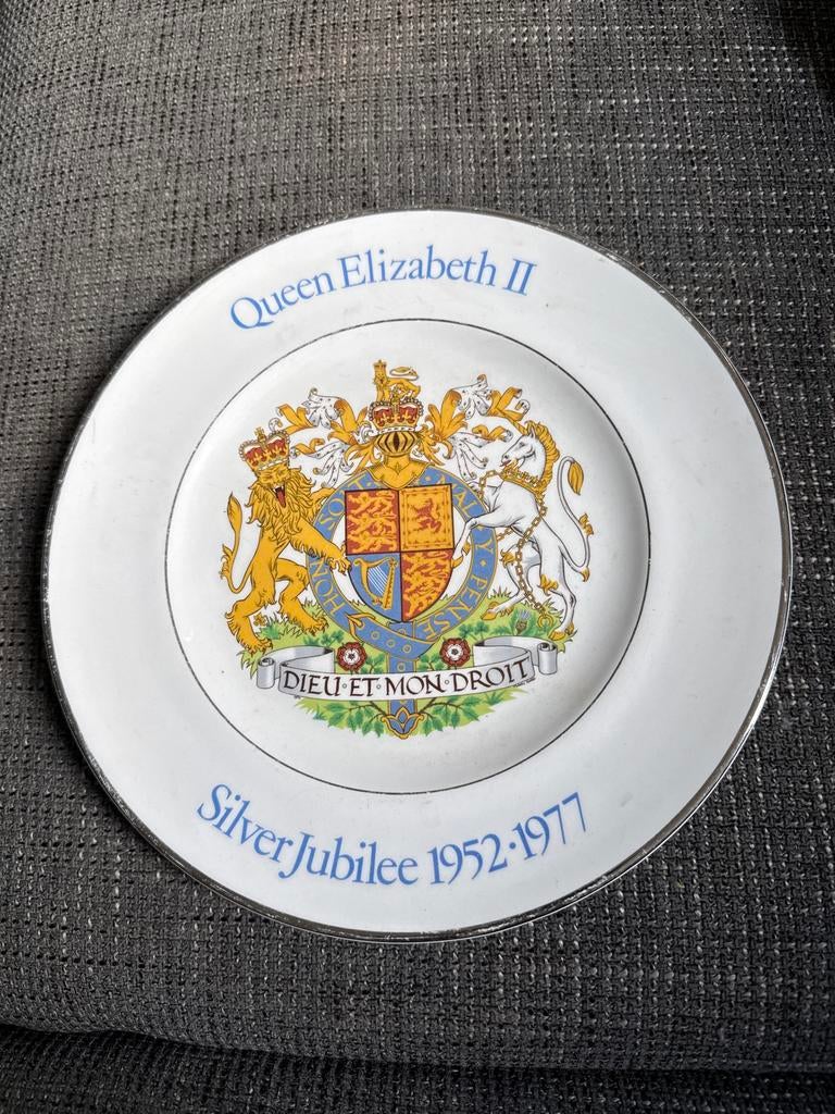 Bord Queen Elizabeth II Silver Jubilee 1952-1977, Verzamelen, Ophalen of Verzenden, Gebruikt, Buitenland, Servies