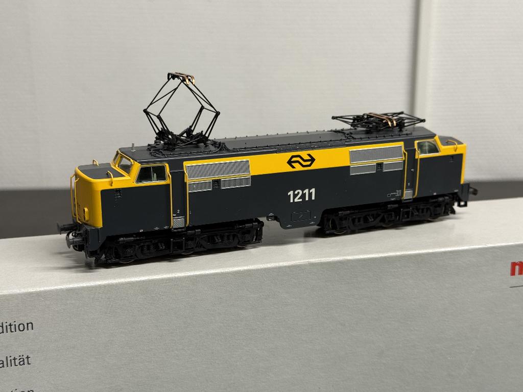 Marklin 37121 NS Elektrische locomotief 1200 1211 geel/grijs, Hobby en Vrije tijd, Modeltreinen | H0, Wisselstroom, Locomotief