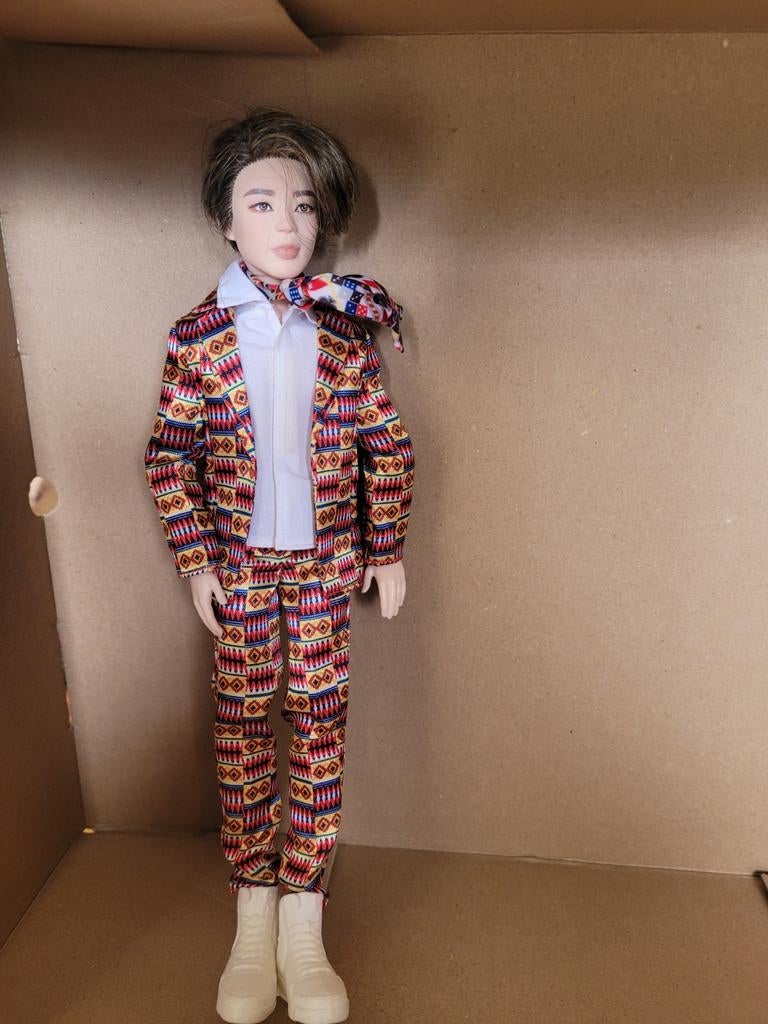 Mannelijke barbiepop met kleurrijk pak, Ophalen of Verzenden