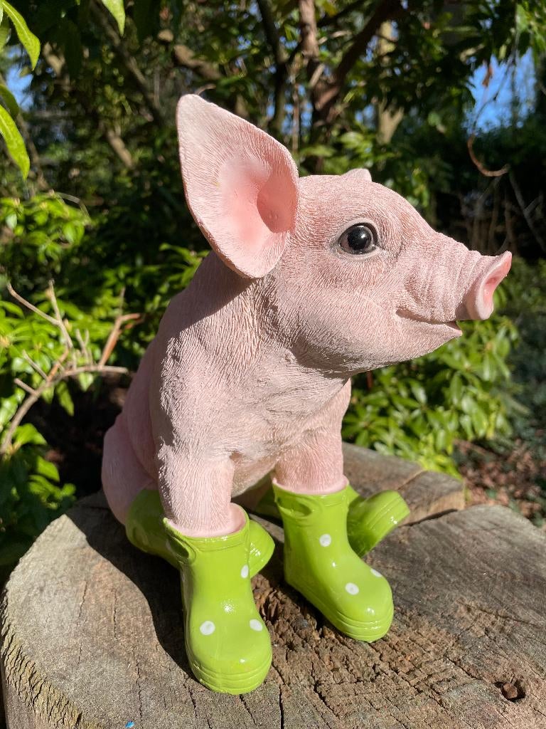 Varken laarsjes zittend, Groen boerderij, tuin, 25cm, Tuin en Terras, Tuinbeelden, Ophalen of Verzenden, Nieuw, Kunststof, Dierenbeeld
