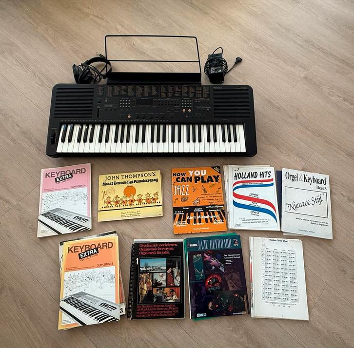 Technics KN550 Keyboard + Boekjes, Koptelefoon, Houder, Muziek en Instrumenten, Keyboards, Zo goed als nieuw, Overige aantallen