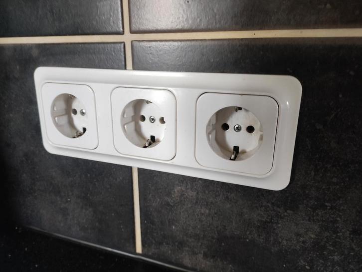 Diverse stopcontact en schakelmateriaal, Doe-het-zelf en Verbouw, Elektra en Kabels, Gebruikt, Stopcontact, Ophalen of Verzenden