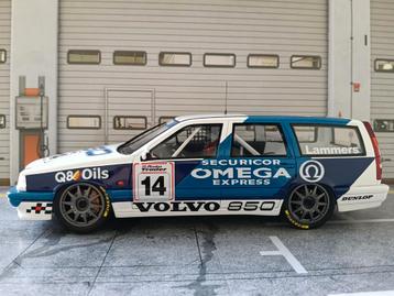 Diverse modelauto's 1:18 vanuit doos direct uit de vitrine  beschikbaar voor biedingen