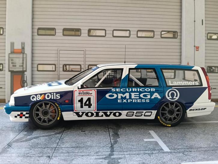 Diverse modelauto's 1:18 vanuit doos direct uit de vitrine, Hobby en Vrije tijd, Modelauto's | 1:18, Zo goed als nieuw, Ophalen of Verzenden