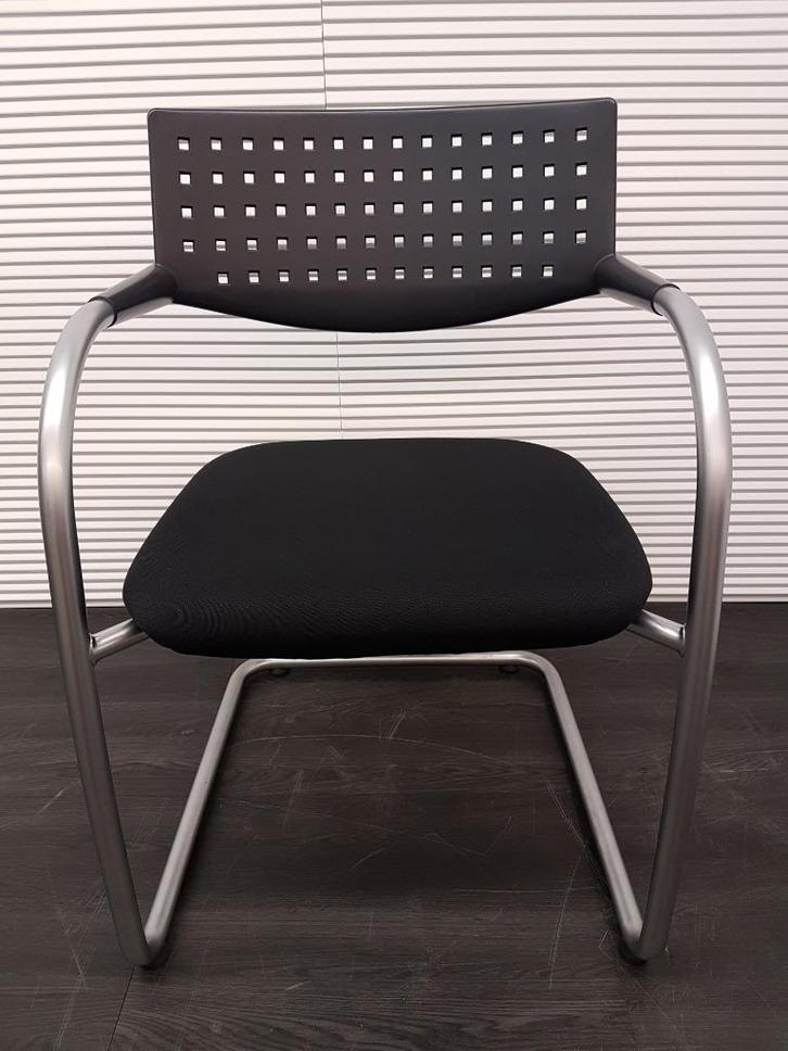 Vergaderstoel Vitra Visavis, Huis en Inrichting, Stoelen, Zo goed als nieuw, Vier, Kunststof, Metaal, Stof, Zwart, Ophalen