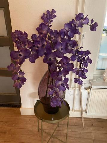 Prachtige glazen paarse vaas met 6 takken orchideeën  beschikbaar voor biedingen