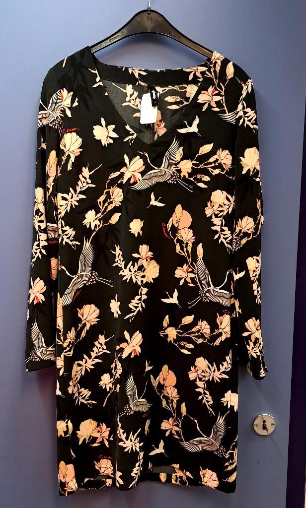 Eksept zwarte jurk + nude roze kraanvogel print mt S 37372, Kleding | Dames, Jurken, Zo goed als nieuw, Maat 36 (S), Roze, Boven de knie