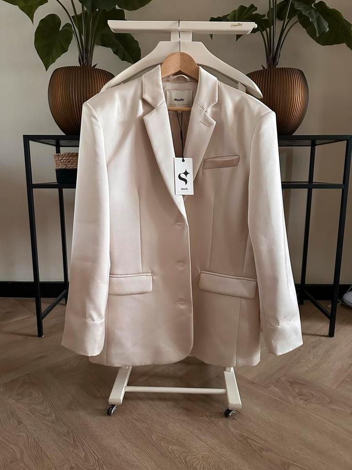 Satijnen Oversized Blazer Gebroken Wit By Lonneke, Kleding | Dames, Jasjes, Kostuums en Pakken, Nieuw, Jasje, Maat 38/40 (M), Beige