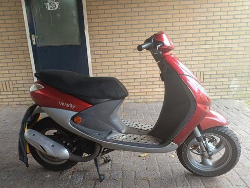 Peugeot Vivacity Rood brom uitvoering 2 takt, Fietsen en Brommers, Scooters | Peugeot, Gebruikt, Vivacity, Ophalen
