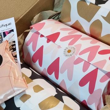 Toonbankrol cadeaupapier hartjes winkelrol inpakpapier hart beschikbaar voor biedingen