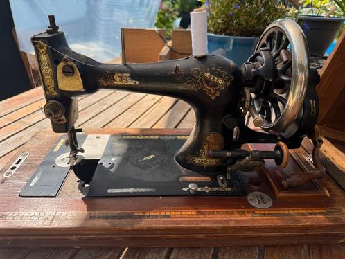 Antieke Naaimachine met Opbergdoos en Accessoires, Antiek en Kunst, Antiek | Naaimachines, Ophalen