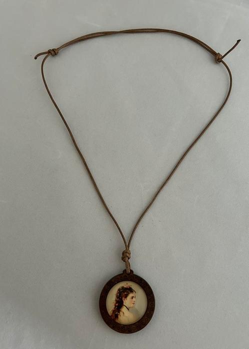 Vintage girl wax ketting, Sieraden, Tassen en Uiterlijk, Kettingen, Nieuw, Overige materialen, Verstelbaar, Ophalen of Verzenden