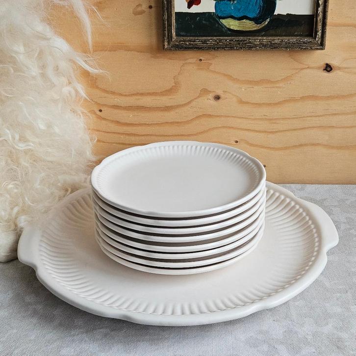 Flora keramiek gebaksstel in mat wit, Antiek en Kunst, Antiek | Servies los, Ophalen of Verzenden