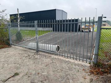 Gegalvaniseerde Inrijpoort Dubbele poortvleugel 6.55m breed beschikbaar voor biedingen