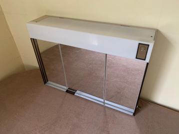 Medicijn/spiegel wandkast met verlichting van Alibert beschikbaar voor biedingen