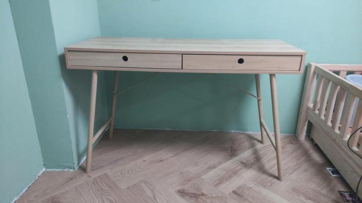 Mooi (tiener) bureau, Huis en Inrichting, Bureaus, Zo goed als nieuw, Bureau, Ophalen