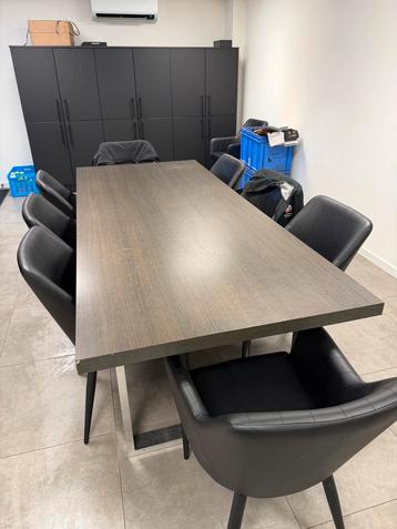 Mooie houten tafel beschikbaar voor biedingen