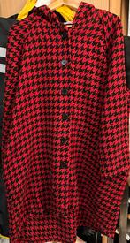 Rode en zwarte jas - Italiaans design, Kleding | Dames, Jassen | Winter, Ophalen of Verzenden, Gedragen, Maat 42/44 (L), Rood