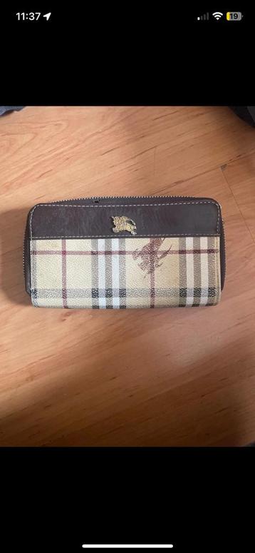 Oude portemonnee beschikbaar voor biedingen