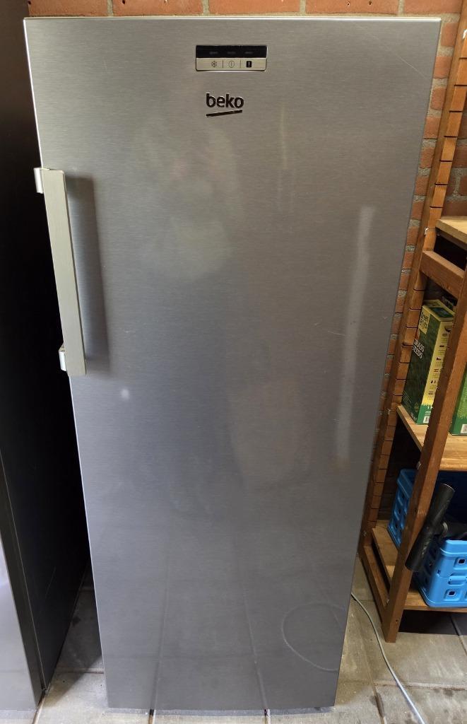 BEKO Kastmodel Vriezer RFSA240M33XBN (donkergrijs), Witgoed en Apparatuur, Vriezers en Diepvrieskisten, Zo goed als nieuw, Vrijstaand