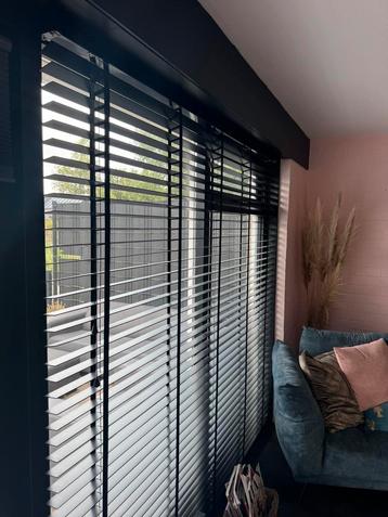 Zwarte houten jaloezie 1x 220 x 220 €80,- beschikbaar voor biedingen