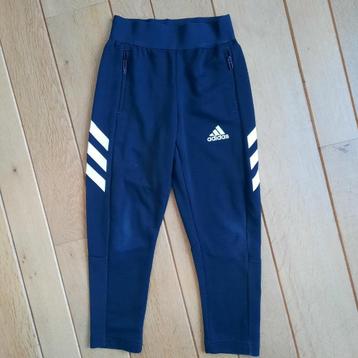 Adidas trainingsbroek blauw maat 116 beschikbaar voor biedingen