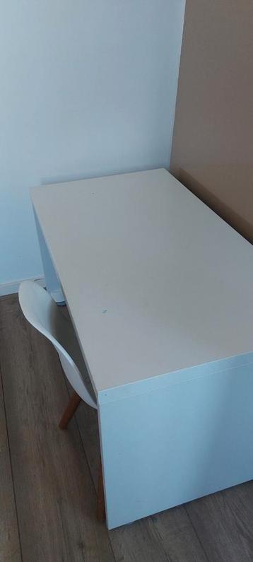 Kindertafel Ikea met 2 stoeltjes beschikbaar voor biedingen