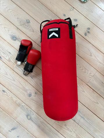 Boksbal met handschoenen Decathlon beschikbaar voor biedingen