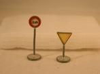 Dinky Toys England: 2 stuks Road Sign's, Verzenden, Gebruikt, Overige typen, Dinky Toys