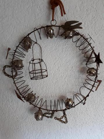 Brocant krans kerst roestbruin met ingepakte kerstballetjes beschikbaar voor biedingen