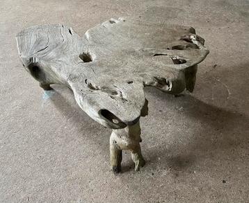 Tafel van boomstam beschikbaar voor biedingen