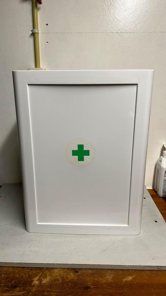 Medicijnkast van kunststof, Huis en Inrichting, Badkamer | Badkamermeubels, Gebruikt, Overige typen, Minder dan 100 cm, 25 tot 50 cm