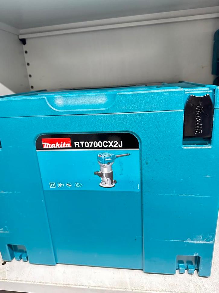 Nieuwe Makita Bovenfrees RT0700CX2J met Bosch frezenset, Doe-het-zelf en Verbouw, Gereedschap | Freesmachines, Nieuw, Elektrisch