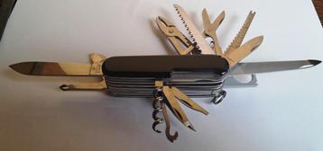 Victorinox zakmes zwart met talrijke functies in leren etui beschikbaar voor biedingen