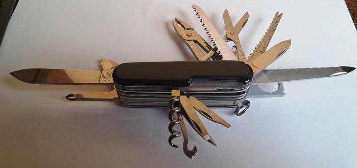 Victorinox zakmes zwart met talrijke functies in leren etui, Caravans en Kamperen, Kampeergereedschap, Zo goed als nieuw, Ophalen of Verzenden