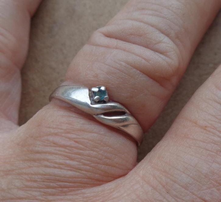 zilveren elegante ring met blauw steentje [575], Sieraden, Tassen en Uiterlijk, Ringen, Zo goed als nieuw, Dame, 18 tot 19, Zilver