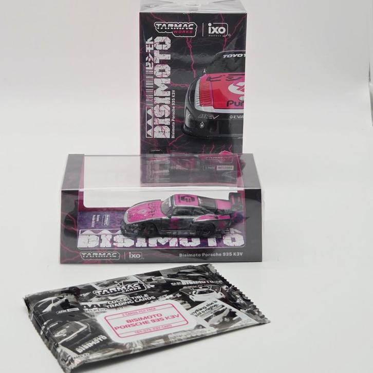 Tarmac Bisimoto Porsche 935 K3V Modelauto + Trading Cards, Hobby en Vrije tijd, Modelauto's | Overige schalen, Nieuw, Auto, Ophalen of Verzenden