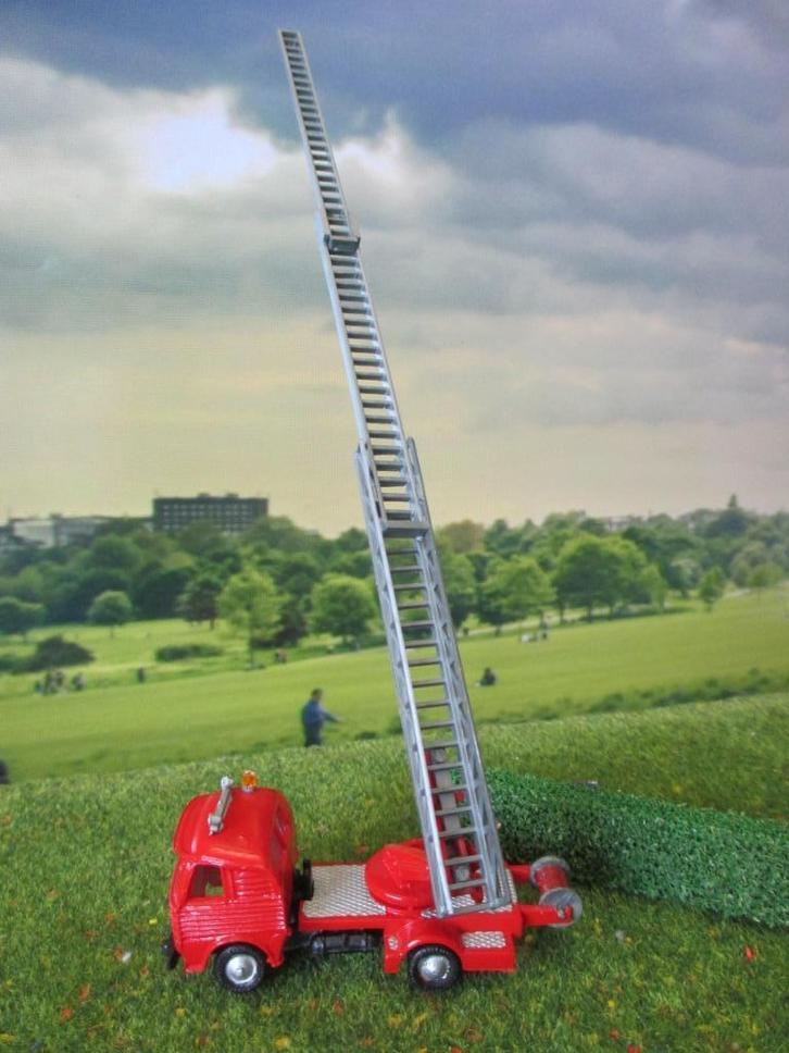 Pegaso Z-207 ladderwagen - EKO Brandweer, Hobby en Vrije tijd, Modelauto's | 1:87, Zo goed als nieuw, Bus of Vrachtwagen, Herpa