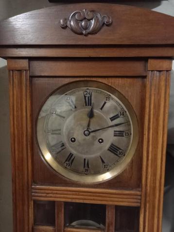 Antieke Wandklok met Sleutel - Moet Nagekeken beschikbaar voor biedingen