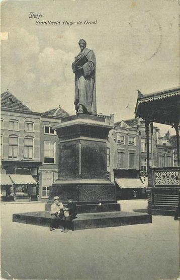 (388-231-023) Delft Standbeeld Hugo de Groot beschikbaar voor biedingen