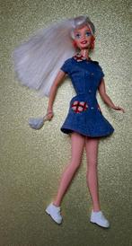 Mattel Barbie met jeans jurkje met hartjes 1997, Ophalen of Verzenden, Zo goed als nieuw, Fashion Doll