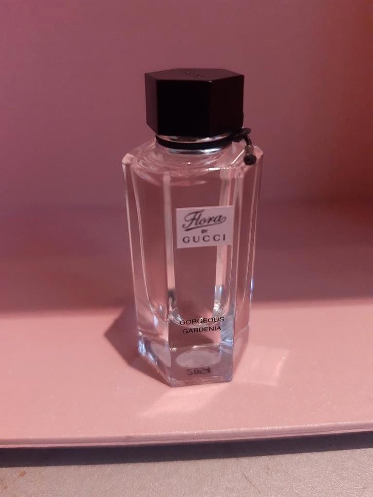 Parfum miniatuur Flora By Gucci Gorgeous Gardenia edt 5 ml, Verzamelen, Parfumverzamelingen, Zo goed als nieuw, Miniatuur, Gevuld