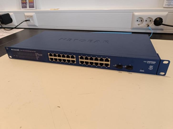 Netgear GS724Tv4 | 24-poorts Gigabit Smart Switch, Computers en Software, Netwerk switches, Gebruikt, Ophalen